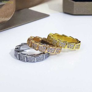 79RX Designer Luxury Jewelry Bvlger Bhome Band Rings V Gold Plated Mi Family Snake Bone With Light Glossy Face Stars Full Of Diamonds Shell och Fritillaria Mother Matc