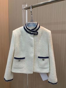 Hochwertige Designer-Cardigan-Jacke aus Kaschmir. Stilvolle, luxuriöse, geknöpfte, luxuriöse Socialite-Cardigan-Jacke mit Rundhalsausschnitt und großen Taschen