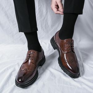 Para o estilo masculino de negócios genuínos britânicos, formal oxfords calçados de qualidade de couro respirável Sapatos de casamento 240106 DD95 Oxds Comt
