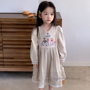 女の子のキャラクター刺繍ドレスキッズストライプvネック長袖プリーツドレス2024春の子供プリンセス服Z6539