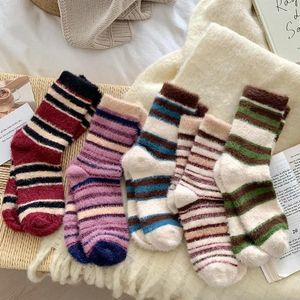 Kvinnors strumpor retro rand plysch koreansk modestil golv tjock varm mjuk kvinna vinter trendig bekväm dam sock