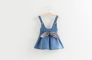 2017 Güzel Küçük Kız Bebek Giysileri Çocuklar Giyim Beyaz LaceColecared Bluz Bowknot Tulum Etek 2pcs Kıyafet Seti 16T5617211