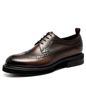 Marca genuína Oxford for Men Leather Men's Lace-up Fashion Brogue Business Shoes formais masculino 240106 25533 's