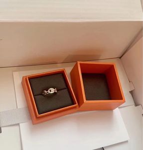 Tasarımcı Halkası Kadınlar için Domuz Burun Yüzüğü 18K Üst düzey V Gold CNC Zarif Oyma Zincir Premium Sense Hollow Women çok yönlü