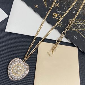 Collane di design di alta qualità di marca Pendenti con lettere di cristallo Ciondolo di perle a cuore Uomo Donna Collana girocollo in rame placcato oro Moda Je