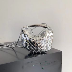 Mini bolsa de sardinha que pode ser transportada no corpo cruzado 744267 ferragens em aço inoxidável arte em escama de peixe bolsa elegante e moderna BottegassVenetaa Woven Totes