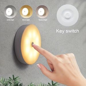 1pc 8LED pulsante luce notturna a tre colori con attenuazione continua, lampada da camera da letto ricaricabile a risparmio energetico USB, con nastro adesivo biadesivo magnetico