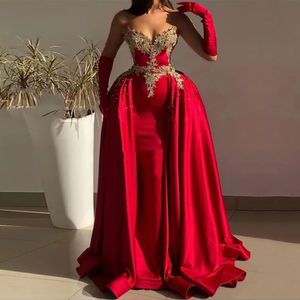 Prom Mermaid Sexy Red Dresses With Loptay Train Gold Lace Appliques Pärled Sweetheart Neck Corset Formella aftonklänningar för Women Pageant Party