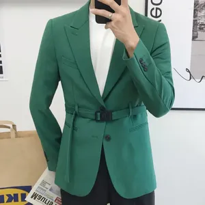 Erkek takımları düşme tokası kuşak tek göğüslü İngiliz erkekler düz renkli blazer homme düğün iş elbisesi sosyal ziyafet smokin kostüm