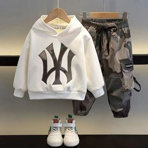 Children Fleece Sweater Sets Boys Hoodie Camouflage Pants 2Pcs Outfits Kids Tracksuit Autumn Winter Loungewear for 210 Y 240106