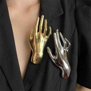 Hyperbole Metal Smooth Palm Hand Form Stor broscher för kvinnor Män Punk Unique Creative Suit Pin Party Jewelry 240106