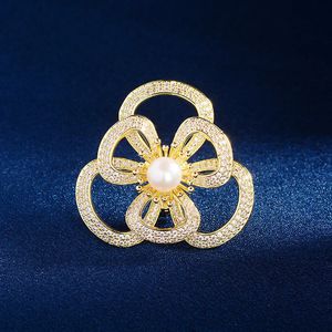 Fashion Geometric Hollowed Flower Brooches for Women Fresh Water Pearl Inlaid Zirconium Temperament Corsage Highend Clothes Pin 240106