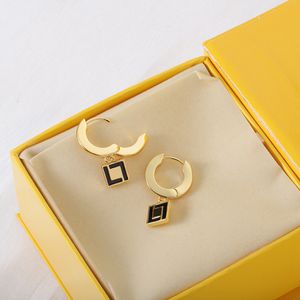 Orecchini a bottone 18k estetica cerchi alfabeto piercing all'orecchio delicato Geometria Orecchini a bottone Orecchini a lettera circolare Orecchini versatili da donna set regalo per feste