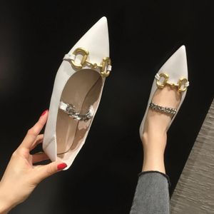 Kadınlar Spring House-Bit Loafers Ins Moda Boyutu 35-40 Düz Topuk Noktalı Lady Ayakkabıları Rahat Rahat Metal Zincir Kadın Ayakkabı 240106