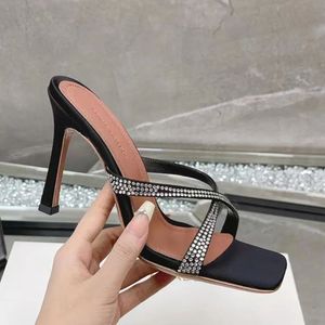 Amina Muaddi Yeni Begum Mule Slaytlar Sandalet Çapraz Stiletto Topuk Rhinestones Açık Ayak Ayakkabı Kadın Lüks Tasarımcı Sandal Fabrika Ayakkabı 10.5cm