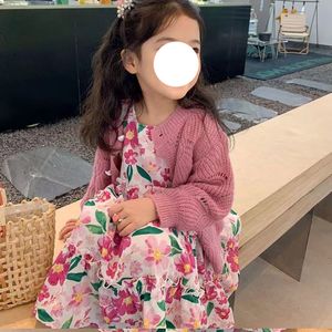 2024 Primavera ragazze principessa vestiti set bambini vestito da spiaggia stampato floreale cava maglione lavorato a maglia cardigan 2 pezzi dolci abiti per bambini Z6557