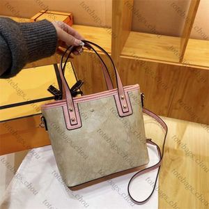 2024 Nuova borsa di marca Uxury borsetta borsetta borsetto borse borse fabbrica borse da spiaggia all'ingrosso set tra commercio estero popolare borsetta di moda con spalla femminile