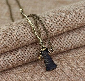 RJ Fashion HP Thunderbolt Flying Broom Metal Halsband Antik bronspläterad Witch Wizard Magic Broom Necklace Man Woman Choker4587268