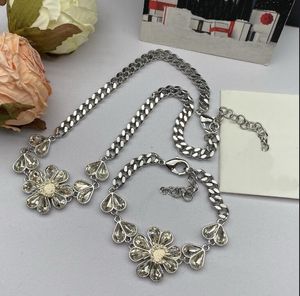 Crystals Flower Water Diamond Twisted Chain Necklace Petals Micro Inlays Crystal Armband Earring Wedding Birthday Presents Set Designer Jewelry Wholesale Retail