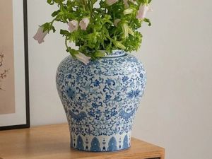 Vintage mavi ve beyaz el yapımı vazo | Esnaf el boyaması dekor | Zamansız ev aksanı