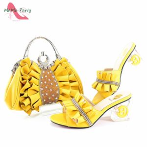 2024 saltos quadrados design peep toe sapatos de casamento italiano e saco conjunto em cor amarela moda chinelo africano para festa 240106