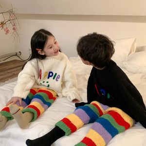 Inverno Bambini Ragazze 2 pezzi Set di vestiti Cotone caldo sorridente Pullover Pantaloni a righe arcobaleno Bambini Pigiama Abiti 240106