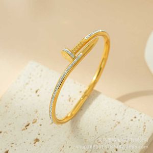 Designer Cartres Armband Enkelt fullt av diamant 18K guld inlagd med öppningsnagelhandstycke mångsidigt och färglöst mode kvinnors ozif