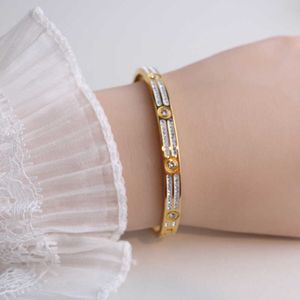 En klassisk patrts armband färglös full diamantspänne armband för kvinnor små och eleganta ljus lyxiga hantverk internetkändisar mångsidiga studenter coola s