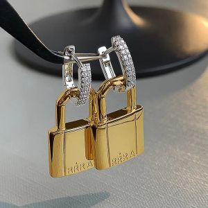 French Fashion Ins Lock örhängen Kvinnlig Stud Ear Buckle Nisch Designkänsla High-End Temperament Unikt utsökta smycken Tillbehör