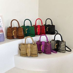 Bolsa feminina textura avançada elegante e bonita 2024 nova crossbody bolsa de ombro único aba compartimento duplo