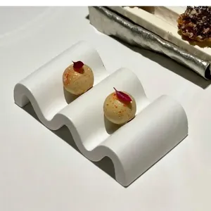 Tallrikar vita vågrätter kreativa oregelbundna middag keramisk platta molekylär matlagning bordsart franska sushi dessert