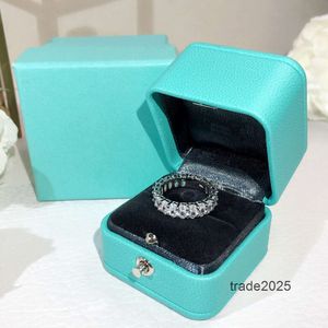Pierścień Pierścień luksusowe pierścionki biżuterii dla kobiet litera stała kolor klasyczny projektowanie pierścionki mody diamentów w stylu świątecznym pudełko biżuterii bardzo dobrze