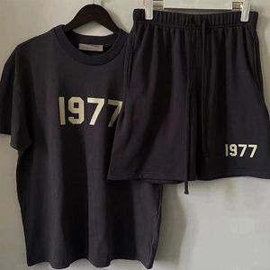 シャツ夏 '1977年'トラックスーツコットンメンTシャツセットストリートウェアブランド女性Tシャツとショーツセット印刷特大ティーセット送料無料