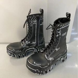 Handgefertigte Bulldozer-Graffiti-Metallzehen-Tankstiefel aus echtem Leder für Männer mit dicken Sohlen. Hyper Bera Mlga Botso Monster Teeth-Stiefel. Echtleder-Stiefel nach Maß