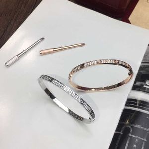 A Designer Cartres Designer Bracelet Gold Torque Bangle Double Row Diamond Jewelry Largura 5 MM Processo de incrustação oculto Pulseiras resistentes ao desbotamento para mulheres Lux