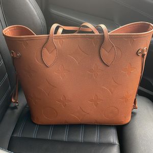 Luxurys handväska naverfull handväska axel tygväska för kvinnliga mens koppling butik designer väska dhgate cross body weekender bagage läder väska präglade blöja väskor