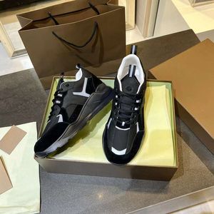 Berühmter Designer großer Name mit 2024 neuen Sport-Daddy-Schuhen mit dicker Sohle und bequemem, weichem Boden zeigt hochtrendige Modekleidung