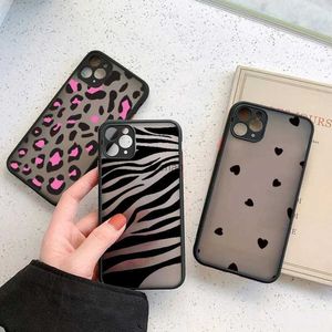 Mobiltelefonfodral Leopard Design Stylish Love Heart Phone Case för iPhone 11 12 13 14 15 Pro Max XS XR X 7 8 15 Plus Soft Bumper Clear Back Coverl240105