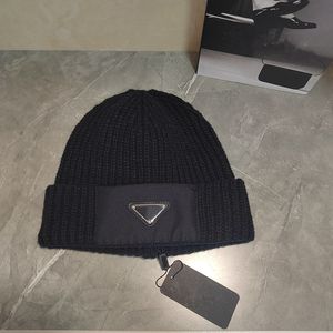 Moda P designer gorro 2023 outono e inverno novo chapéu de lã de malha preta luxo chapéu de malha site oficial versão 1:1 artesanato