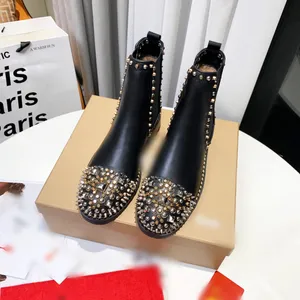 Moda kadın tasarımcı botları altın perçin kısa patikler üzerinde siyah lüks bayan kısa ayak bileği botları kutu