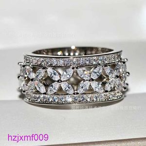 Kyqs Designer Tiffanset Band Rings t Family 925 Sterling Silver Luxury Set Anel de diamante de alto carbono com flor oca esculpida para homens e mulheres