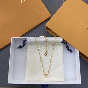 Med Box Classic V Letter Necklace Women Pendant Halsband 18K Gold Fashion SMEEXKE WOMENS MENS MÄNSLAGE Party Gift Fade Never Fade