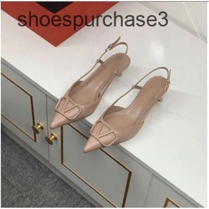 2024 CLASP Dress High Heel Casual Fashion Sandal Valantinos Gold V-Buckle Women Designer V New Style Versatile Metal Buckle Slim Sandals Lady Evening Shoes LDVT