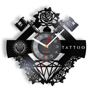 Tattoo Studio Schild Tattoo Benutzerdefinierter Name Silent Vinyl Record Wall Clcok Tattoo Shop Tattoo Machine Wall Decor Hipster Men Gift 240106