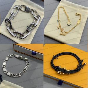 Braccialetti con ciondoli di stilista per donna Catena a maglie cubane in oro Bracciale spesso da uomo Bracciale classico di lusso in pelle a quattro foglie con fiori Regalo di gioielli per feste