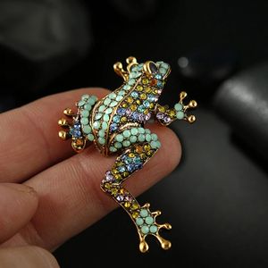 Luxuriöse farbige Strass-Farbe gemischte Froschbroschen für Frauen GreenAnimal Brosche Modelegierung Männer Mantelzubehör Schmuck 240106