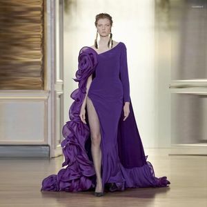 Casual Dresses Special Designed Purple Split One Shoulder Long Women Maxi -klänningar Ruffles Trimmade Formal Party med Cape