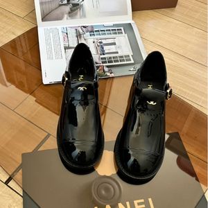 Scarpe in pelle verniciata da donna di lusso Mocassini di marca con secchiello nero Logo in metallo Tacchi spessi