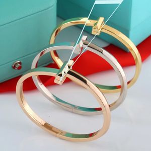 Bracciale rigido in oro 18 carati Bracciale con lettera 3 colori Gioielli Bracciale a catena a forma di U Gioielli in argento con geometria u Braccialetti con alfabeto Braccialetti versatili Set di ciondoli di lusso regalo