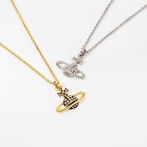 2024 Designer Xitai Queenjewellery Fashionabla Saturn Clavicle Light Luxury Full Diamond Small Sense Minimalist Halsband Prydnad för kvinnor